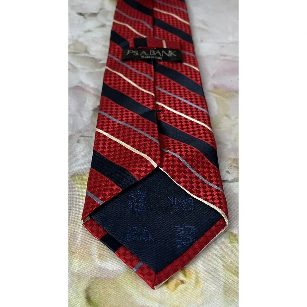 Jos A Bank Necktie Mens Tie Made In Italy 100% Silk 58x3.75 Stripes Red Navy